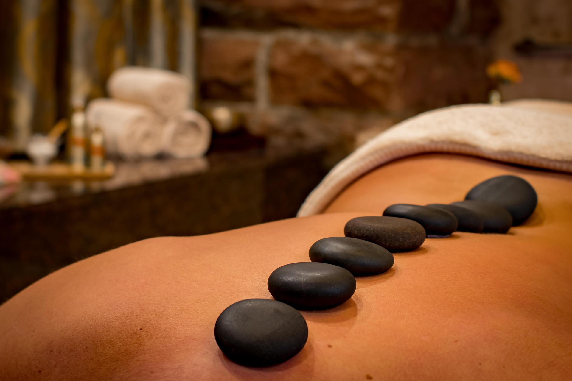Heller Behandlungsraum der Ayurveda-Praxis Ulrike Gescher