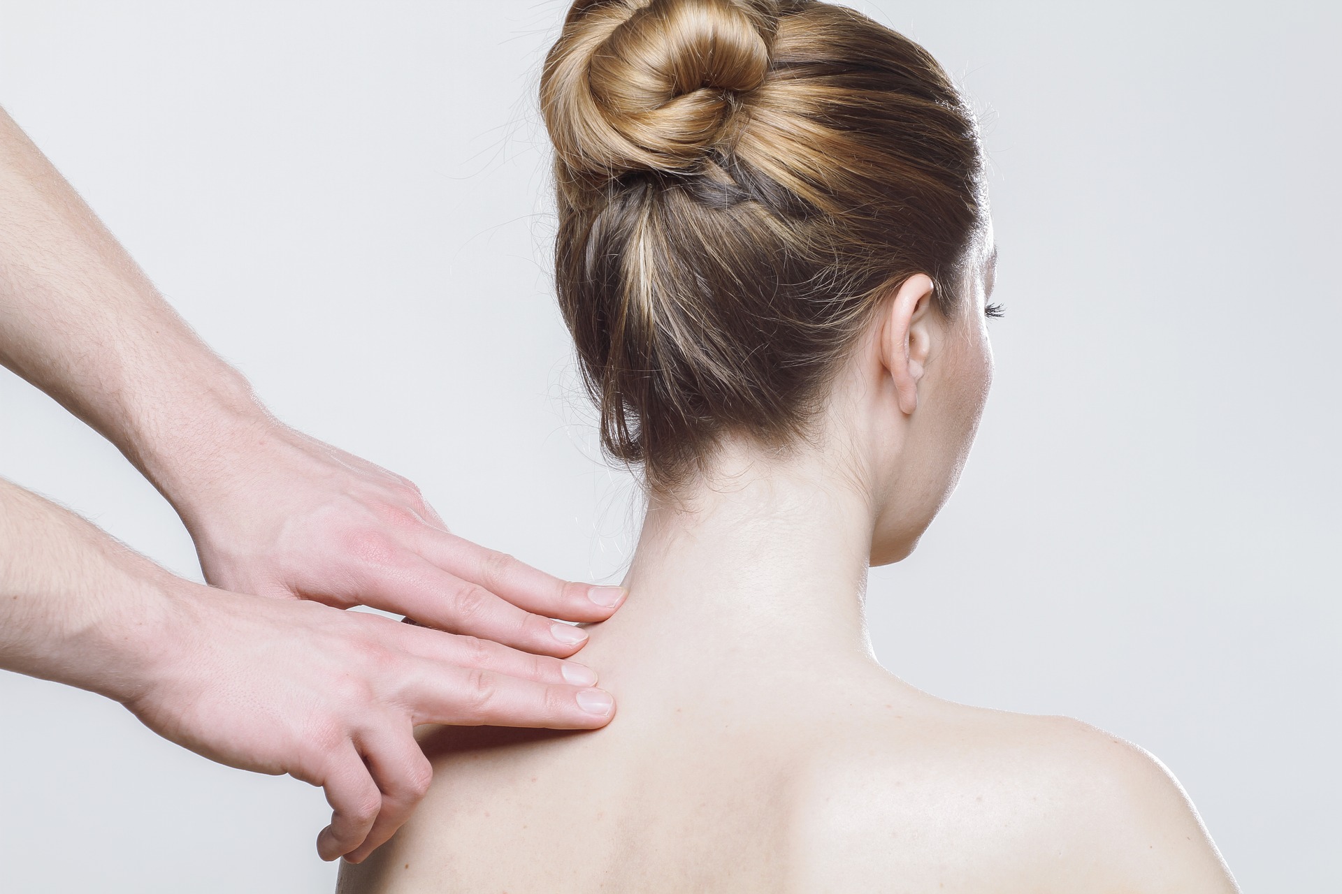 Achtsame Massage im Schulter- und Nackenbereich