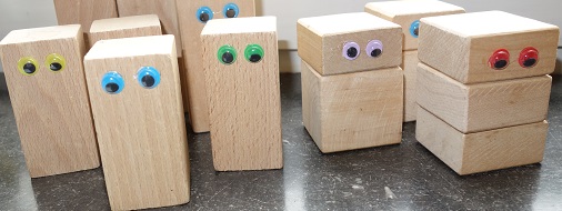 Holzfiguren als Sinnbild für eine Familienaufstellung